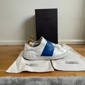 Valentino Open - Tja! Säljer nu mina fina valentino Open skor i bra skick!, storleken är 42,5 och passar true to size, tveka inte på att höra av dig vid frågor!