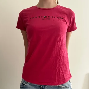 Knall rosa T-shirt  - En Tommy hilfiger T-shirt i storlek s. Aldrig använts