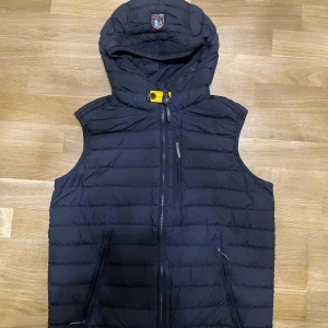 Äkta parajumper vest med scan bevis om äkthet - Riktigt schysst Parajumper vest i storlek S, används väldigt sällan. Finns även scan bevis om äkthet