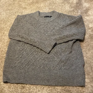 Säker denna då den inte använts mer än 1 gång, köptes för 150kr inte en fläck på den! Köpare står för frakten  - Mjuk grå hoddie 