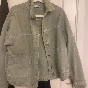 Jacka ZARA - Superfin lite tunnare jacka perfekt till lite kylliga sommarkvällar, inte använt så mycke så ganska bra skick på den faktiskt   