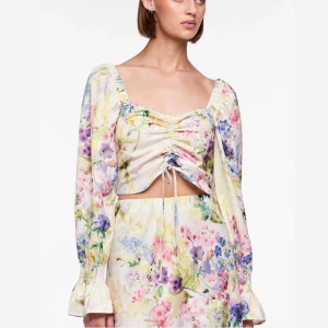 Sommar blus  - Skit snygg blus ifrån pieces i storlek S💞 Endast använd en gån så toppen skick💗Köpt för 500:-