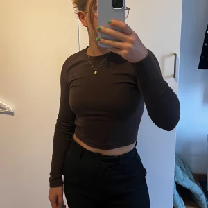 Långärmad Croptop - Långärmad topp från Gina Tricot i stretchigt mjukt material. Kort och tight 💘
