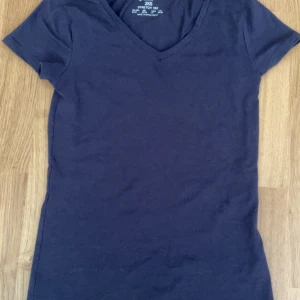 Mörkblå t-shirt - Superfin lång och tajt mörkblå t-shirt som är stretchig. Jag säljer den för att den är lite liten vid armarna💗