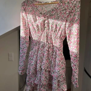 Sommarklänning  - Sjukt söt klänning som ja köpt här på plick, ganska kort i längden så inget som ja kände mig bekväm i tyvärr🩷bra skick