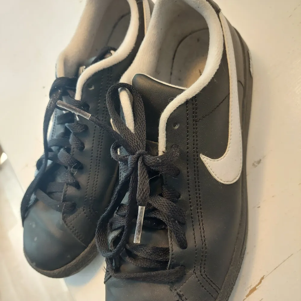 Nike skor i stl. 38.5 som aldrig är använda. Köpte de för ett oar år sen men bara blivit stående i garderoben. 200kr . Skor.