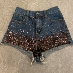 Shorts med paljetter  - Shorts i bra skick och oanvända. Midjestorlek är 62 cm 