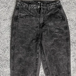 Boyfriend jeans  - Grå svarta melerad jeans i oversize Mosel. 