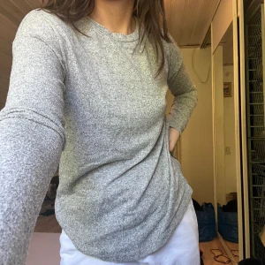 Stickad tröja - Jättemysig ljusgråmelerad tröja!  Gott men använt skick💓