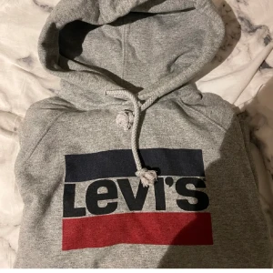 Levis hoodie - som ny, storlek M så säljer för den är lite för stor för mig! Unisex