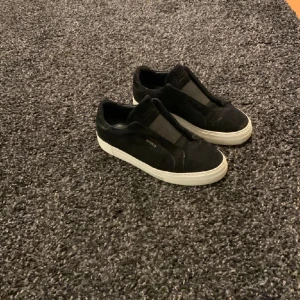 Axel Arigato  - Säljer mina Axel arigato skor för bra pris. Skicket är jätte bra på dom. Lådan och allt annat medföljer.