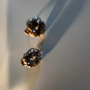 Fina örhängen  - Har aldrig använt så jätte bra skick 🩵