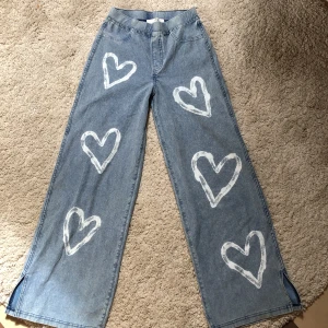 Tunna jeans  - Storlek 158. Tunna och luftiga jeans med hjärtmönster. Endast använda ett fåtal gånger.