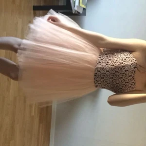 Super gullig rosa klänning  - Oanvänd, som ny :) Funkar för bal eller fest 