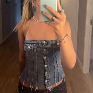 Zara korsett ✨🩵 - Säljer min fina jeans korsett ifrån zara då den inte kommer till lika mycket användning som den gjorde förut!!🙏🏽 Inga defekter eller skador och använt få gånger sparsamt💞 Tveka inte att höra av er vid minsta fundering😇