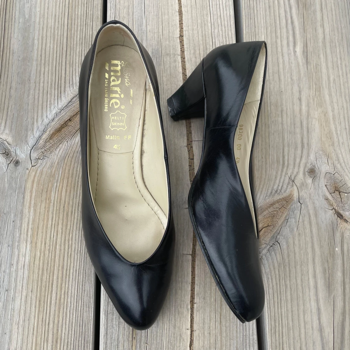 Snygga svarta skinnklackar