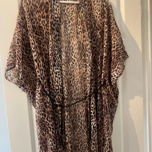 Kimono - Oanvänd. Storlek: M. Köparen står för ev frakt. 