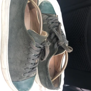 Gröna Arigatos - Det är Storleck 39. De är lite slitna men funkar