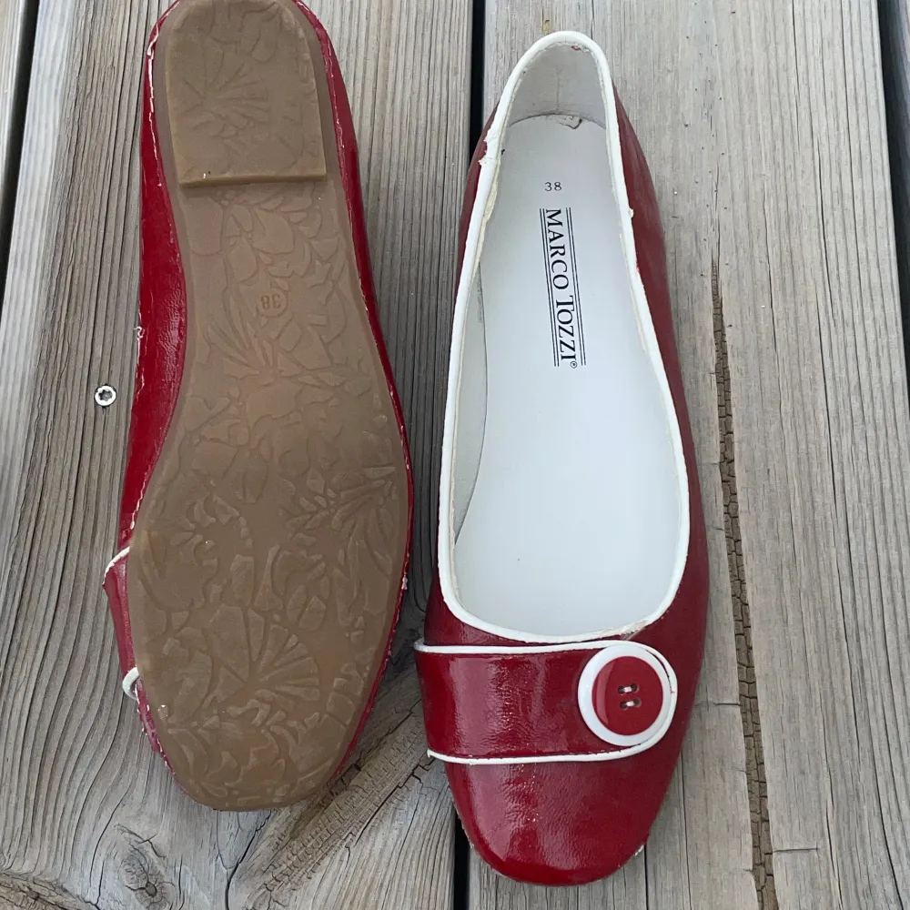 Röda ballerina skor med fint spänne!❤️ Märket är Marco Tozzi Storlek 38  Slitningar nära sulan men de syns inte vid användning. Skor.
