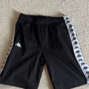 Kappa shorts - Riktigt sköna kappa shorts som är i bra skick och inte använda mycket alls! Dock  har inga fläckar eller smuts och är storlek M!