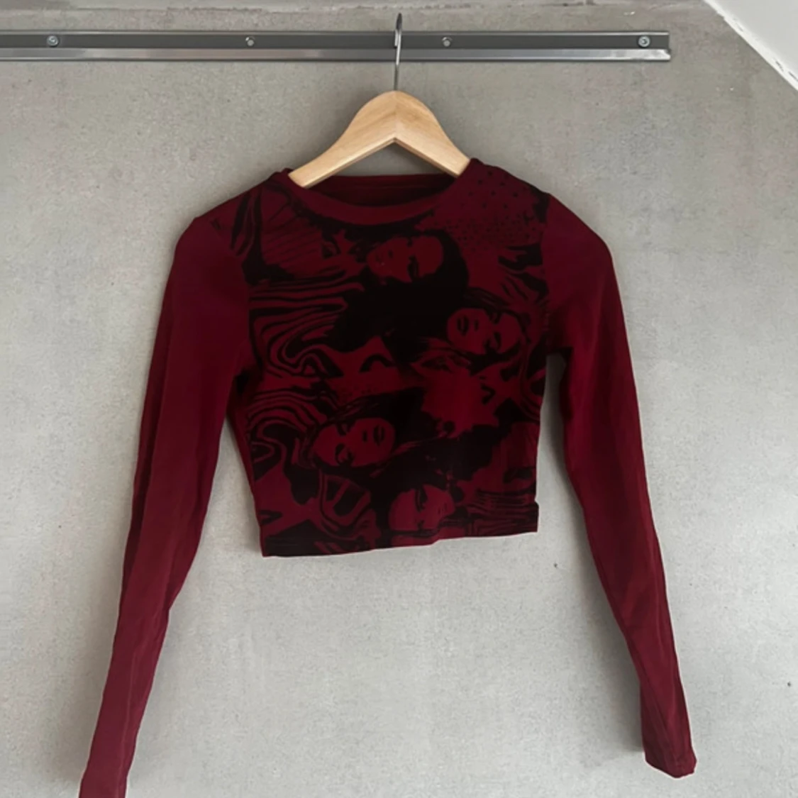 Röd långarmad med fint motiv 