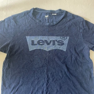 LEVI’S T-SHIRT - Condition 7/10 säljer billigt använder aldrig.