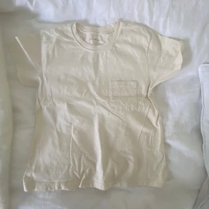 Brandy Melville tröja  - Denna tröja köpte jag för ett halvår sedan. Kan såklrt stryka och skickar snabbt. Pris kan diskuteras. 