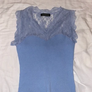 Blå topp - Säljer denna fina toppen som jag använt 2 gånger! Stodlek passar xs-s