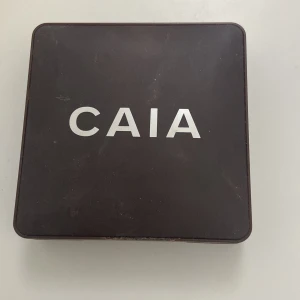 Caia matt bronzer  - I färgen Bombay. 