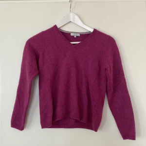 Kashmirtröja  - Kashmir tröja med ett hål i armhålan som lätt kan lagas. Liten i storleken men underbar färg!