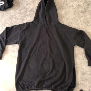 Svart hoodie - För fler bilder skriv privat