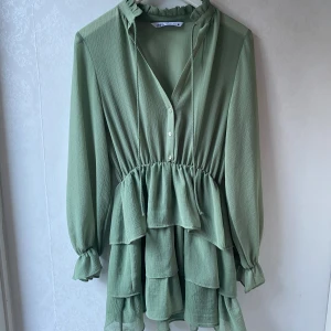 Zara klänning  - Populär ljusgrön zara klänning i stolek s, aldrig använd pga att den är för stor för mig, super söt och sitter jättefint på med volanger längst ner på klänningen, pris 320kr