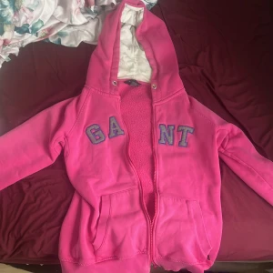 Gant sipphoodie - En ganska gammal gant hoodie som tyvärr har blivit för liten för mej, det är stolen S men den är liten i stoleken så skulle säga att den passar bra för dem som har XS och även S!
