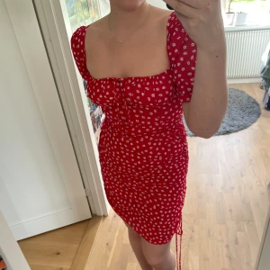 Adoore klänning - Storlek 36, men passar även 34. Lappar kvar! Nypris ca 1500kr jag säljer för 600kr! ❤️