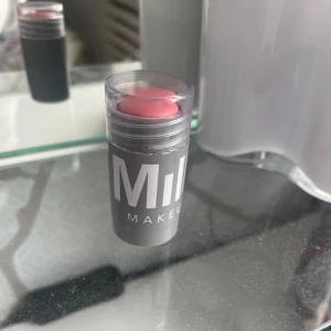 Milk blush  - Säljer denna milk blushen då den va i fel färg och inte kommer till användning. Den är använd max två gånger och är därför nästan som ny:)) bara att skriva vid frågor✨💕