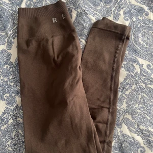 Relode scrunch  - Bruna i fint skick. Stl xs passar S 