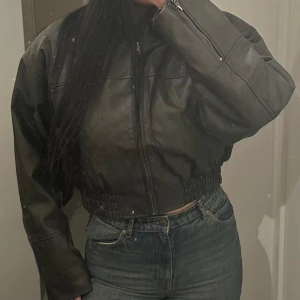 Nakd jacka helt ny - Grå Bomberjacka med en tvättad vintage look i pu material. Helt ny strl 40/L