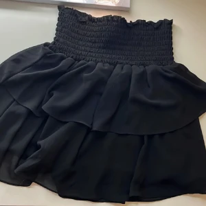 Fin kjol🩷 - Säljer denna fina kjolen i utmärkt skick då jag inte finner så mycekt nytta av den❤️☺️ köpt för 399kr! Perfekt till sommarn! Pris är diskuterbart 👍🩷!