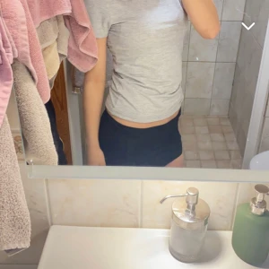 Grå T-shirt  - Säljer denna sjukt söta tröjan som inte kommer till användning längre 