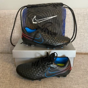 Nike Tiempo Legend 8 Elite FG  - Nike Tiempo Legend 8 Elite FG  Storlek 43 Pris: 2500 kr  Helt nya skor som inte säljs längre, bara skorna kommer med, aldrig använda! 
