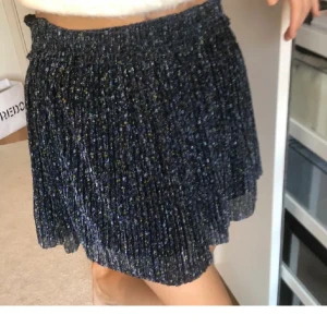 Glitter kjol - Använd en gång, går ej att köpa längre! Fint att ha som off shoulder också! 