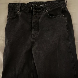 Vida svarta jeans - Ett par vida  jeans från märket never denim. Dom är i tvättad svart färg så lite smått grå, men mer åt det svarta hållet. Passar storlek S🖤 