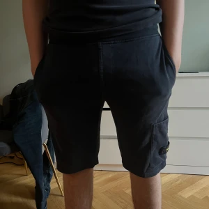 Stone island shorts marinblå - Säljer dem här marinblåa shortsen från stone island i storlek S. Skick 9/10, har tvvärr inte kommit till användning.  Nypris:1200kr/Mitt pris:650kr! Pris kan diskuteras privat!