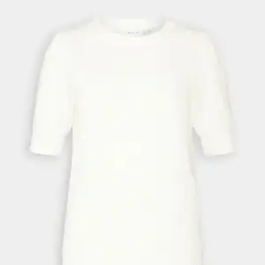 En vit stickad t-shirt från Vila🤍🤍