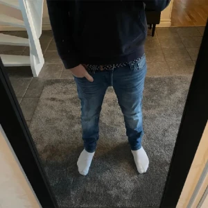 Jack & Jones slim fit - Jack & Jones slim fit i super skick. Dom är riktigt snygga och säljes bara pågrund av att dom blivit för små. Priset är så lågt pågrund av att jag rensar garderoben.