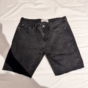 Svarta jeans shorts egenklippta  - Ekenklippta jeans shorts svarta i bra skick 