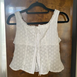 Vit somrig topp - Fin topp som tyvärr är lite för liten för mig. Använd ett fåtal ggr. 