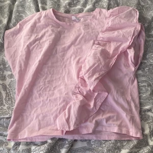 Volang t shirt  - En volang t shirt från zara kids, använt några gånger! Hör av er vid fler frågor💘