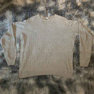 Stickad sweatshirt  - Säljer en sjukt snygg stickad tröja. Skick: 10/10. Storleken är L men passar M. Vid frågor är det bara att skriva🤗 Fraktar inom 48h📦