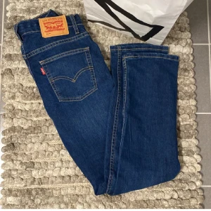 Levis 511 - Fina, fräscht skick, nypris 1000kr postar samma dag.